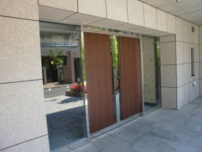 エントランス　弊社は全物件が仲介手数料半月分でご紹介可能です。