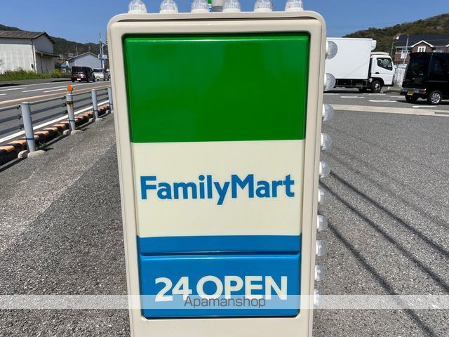 コンビニ　ファミリーマート（コンビニ）まで668m