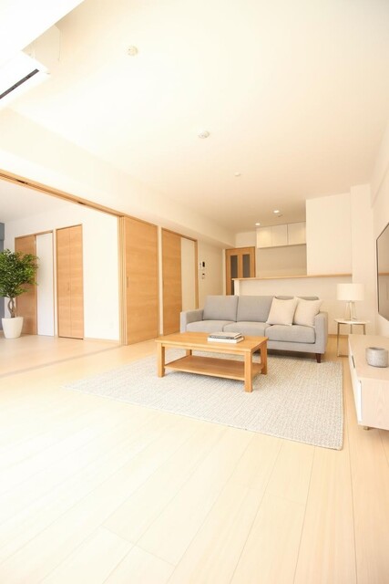 居室・リビング　※モデルルーム参考写真。実際のお部屋に家具、小物は付いており