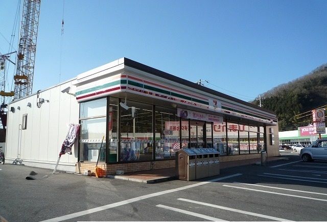 コンビニ　セブンイレブン（コンビニ）まで550m