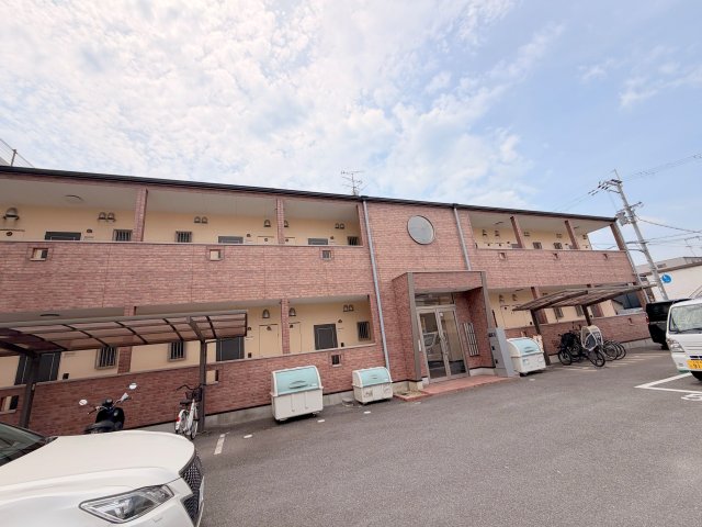 建物外観　閑静な住宅地にある、落ちついた色合いのキレイな建物です。