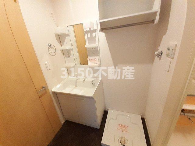 洗面設備　明るい洗面所です