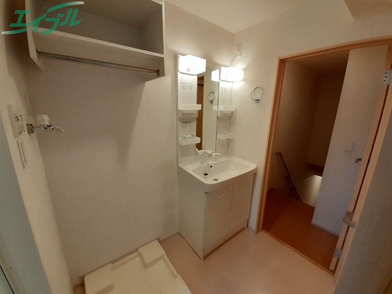 洗面設備　同型参考写真です