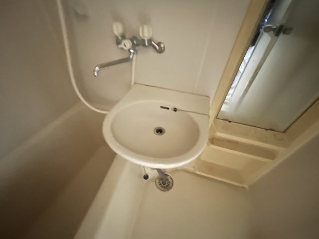 洗面設備　明るい洗面所です