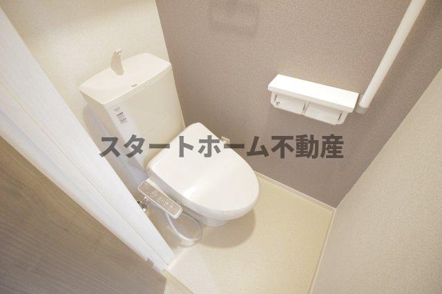トイレ　落ち着いた色調のトイレです