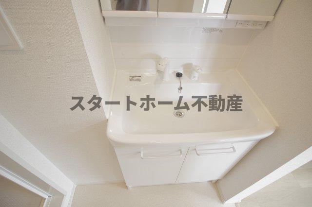 洗面設備　明るい洗面所です