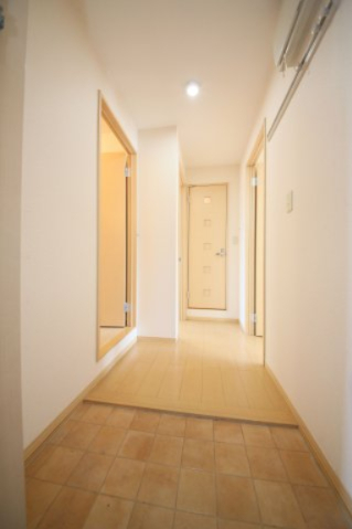 玄関　反転間取りの写真となります。