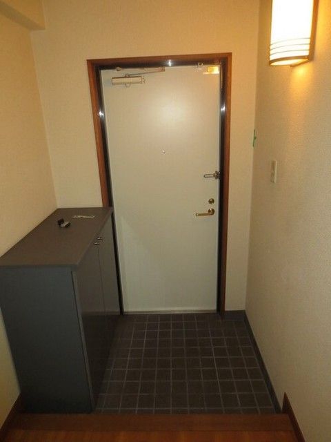 玄関　下駄箱付き。