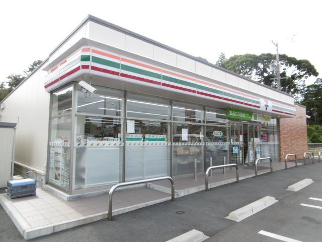 コンビニ　セブンイレブン伊勢市勢田町店（コンビニ）まで815m