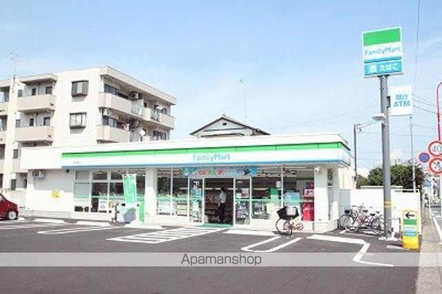 コンビニ　ファミリーマート（コンビニ）まで240m