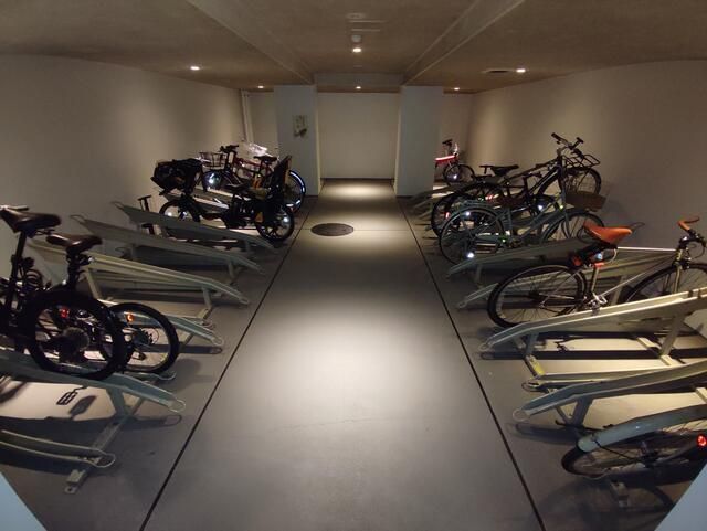 駐車場　■駐輪場（屋内のスライド式自転車ラック）