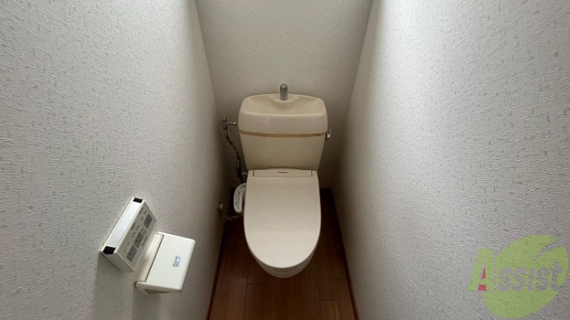その他設備　トイレです。温水洗浄付きで、横にスイッチもあります。