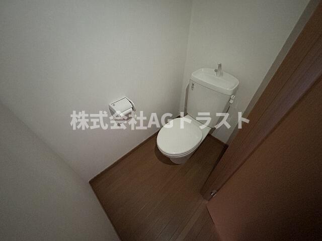 トイレ　※掲載写真は同建物内の別室です。