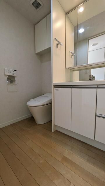 都営新宿線 曙橋駅 徒歩2分 8階建 築18年のトイレ写真