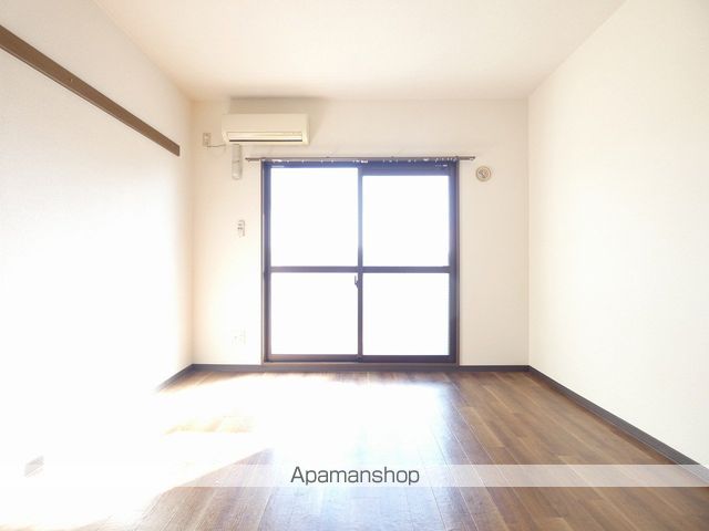フレンドシティIIIの居間写真