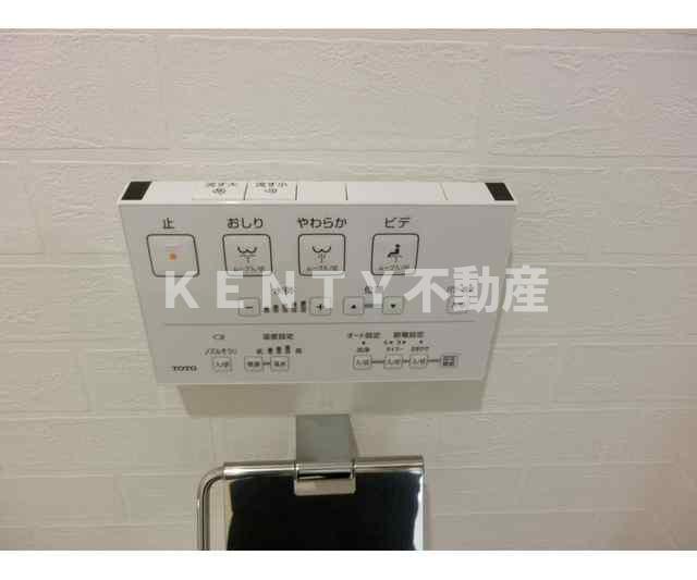 トイレ　落ち着いた色調のトイレです