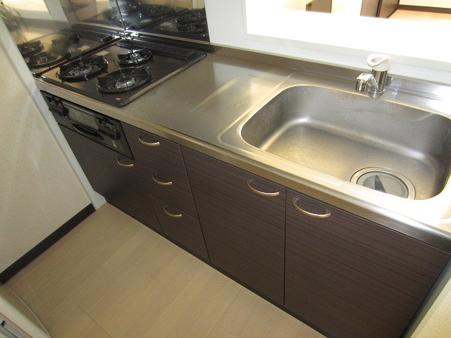 キッチン　カウンター式システムキッチン（ガスコンロ3口、グリル付き）