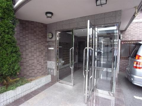 【八尾市東本町のマンションのエントランス】