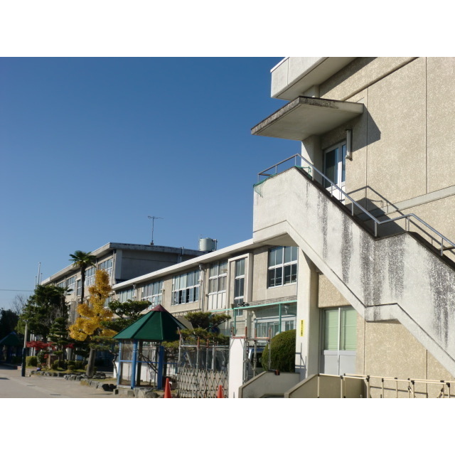 小学校　長良西小学校　３６（小学校）まで1300m