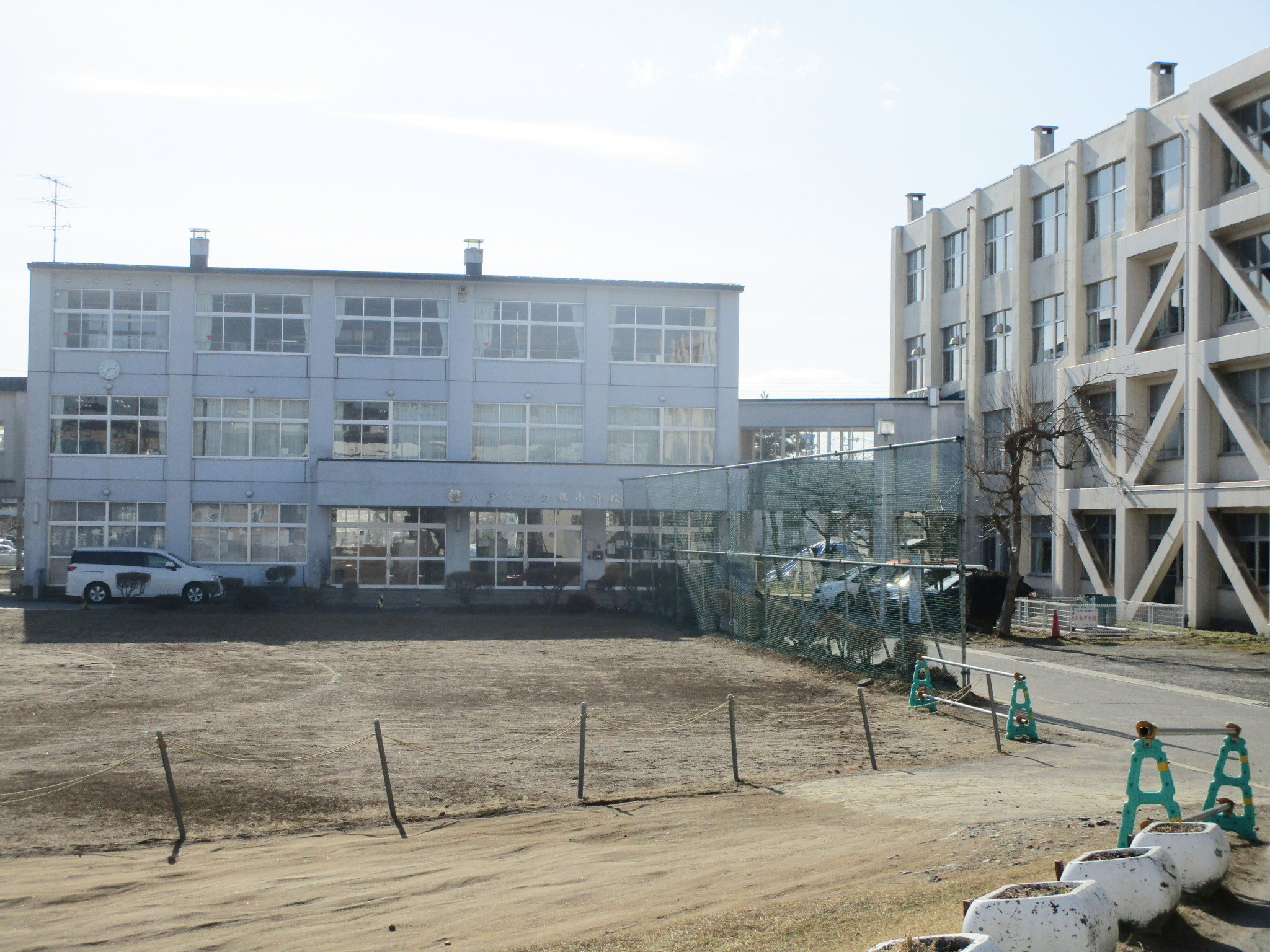 小学校　八戸市立白銀小学校（小学校）まで146m