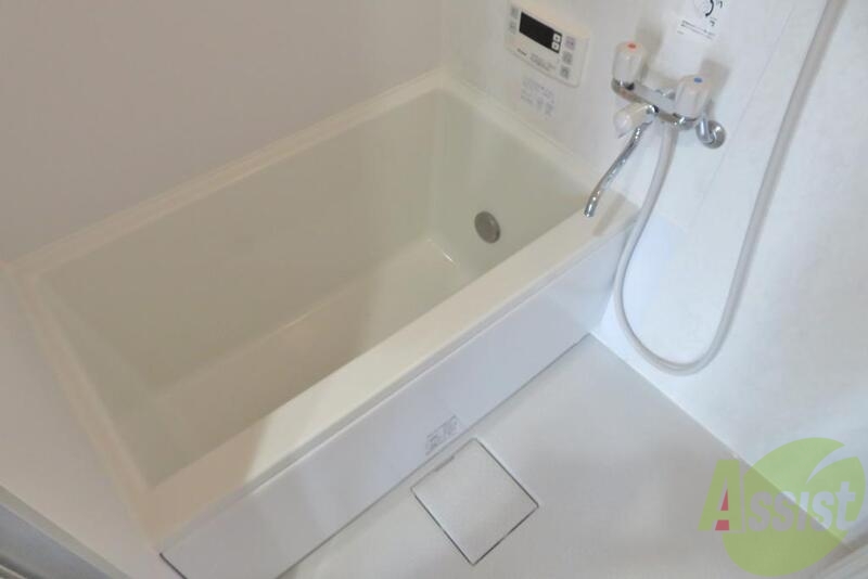 バス・シャワールーム　浴室はゆったりと浸かれるサイズ感になっています。