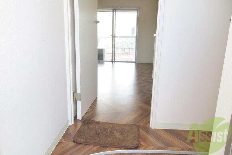 玄関　玄関は壁も白を基調になっているのできれいですね。