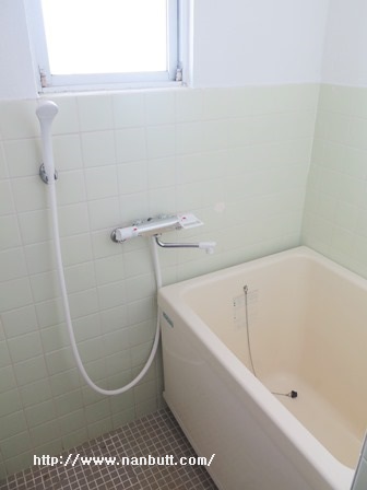 バス・シャワールーム　換気と採光に嬉しい窓ありバス