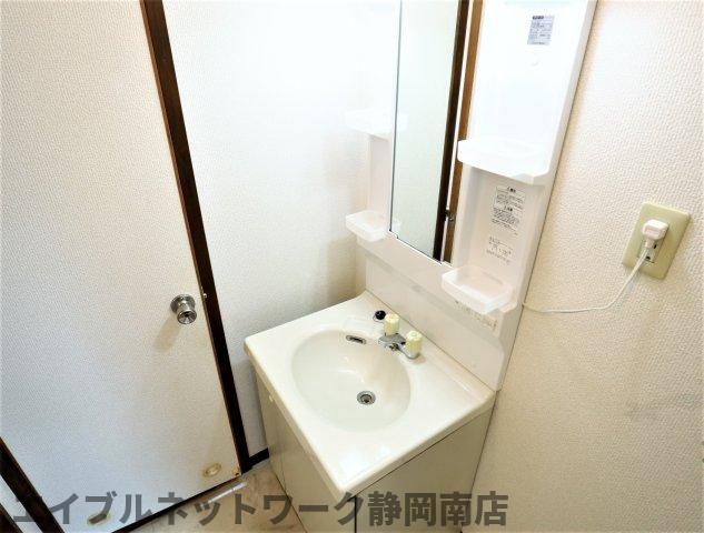 洗面設備　明るい洗面所です