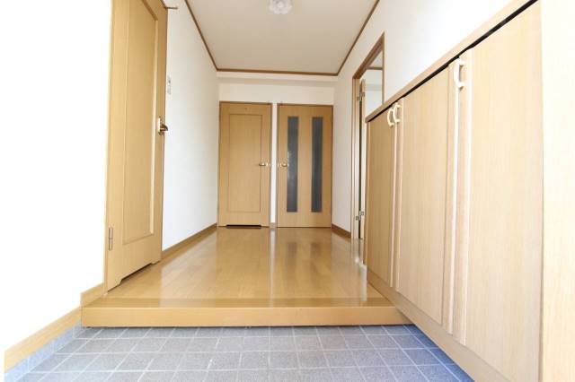 玄関　輝かしい玄関ですね。３Ｅ号室の写真です。