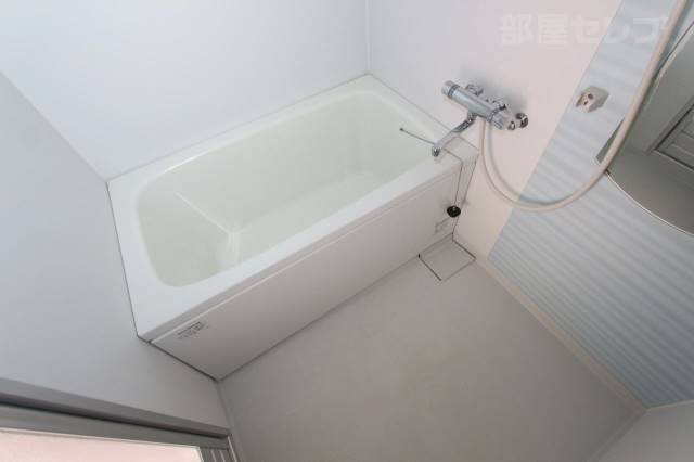 バス・シャワールーム　キレイなバスルームです。３Ｅ号室の写真です。