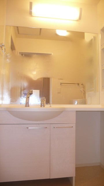 洗面設備　鏡の大きいカウンタータイプの洗髪洗面化粧台