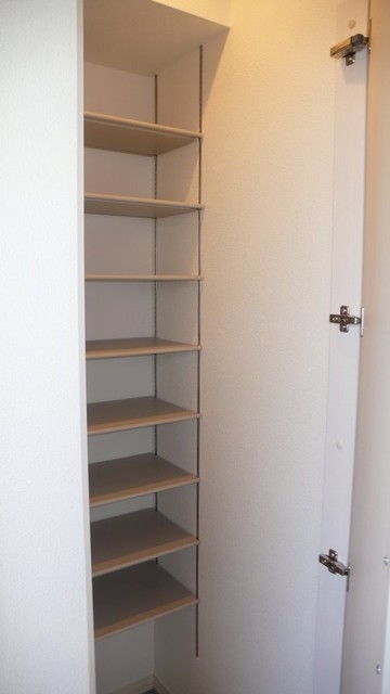 玄関　収納たっぷりの下駄箱付