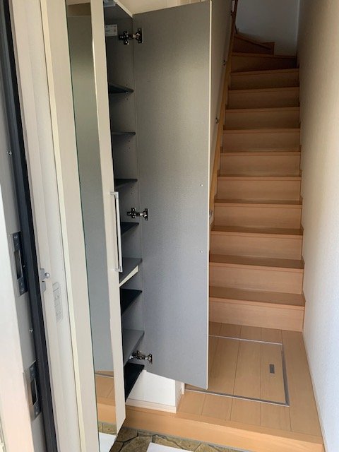玄関　収納たっぷりの下駄箱付