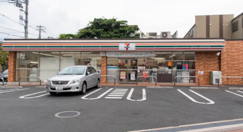 コンビニ　セブンイレブン（コンビニ）まで210m