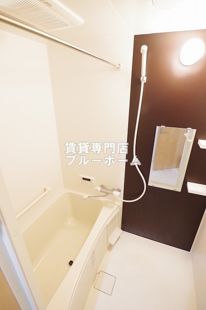 バス・シャワールーム　お風呂は浴室乾燥機付き！