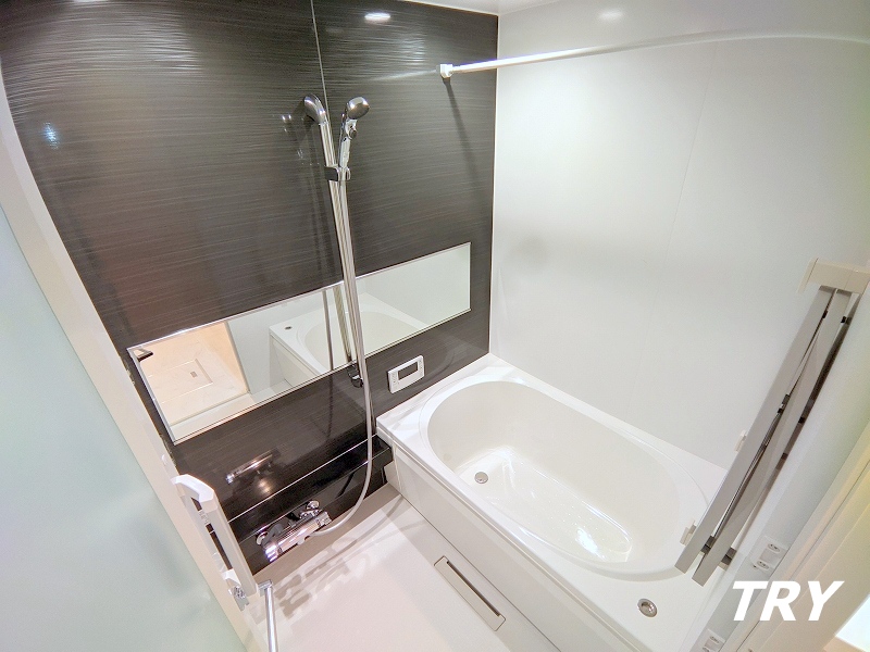 バス・シャワールーム　広めの浴室はワイドミラーで癒しの空間に
