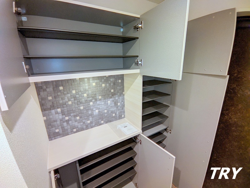 玄関　大型下駄箱収納付き