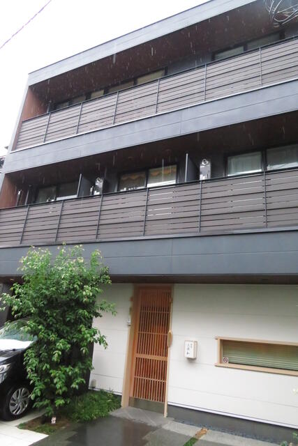 東京都荒川区西日暮里３の賃貸マンションの外観