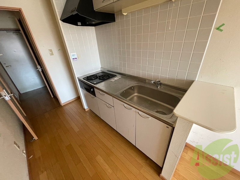 キッチン　こちらはキッチンになります。調理スペースも広いですね。