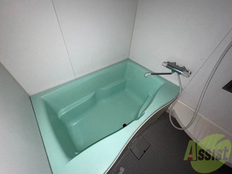 バス・シャワールーム　こちらはバスルームになります。広々していますね。