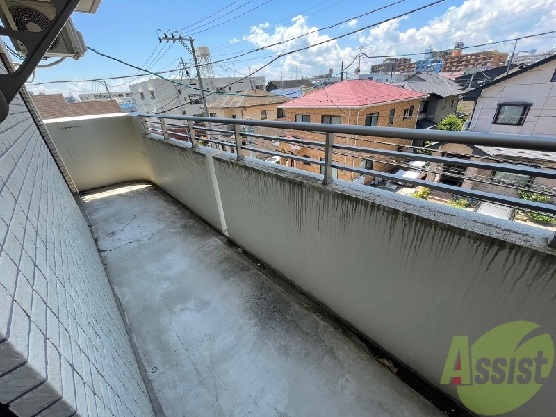 バルコニー　こちらはバルコニーになります。広々していますね。