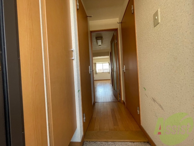 玄関　こちらは玄関になります。照明設備もございます。