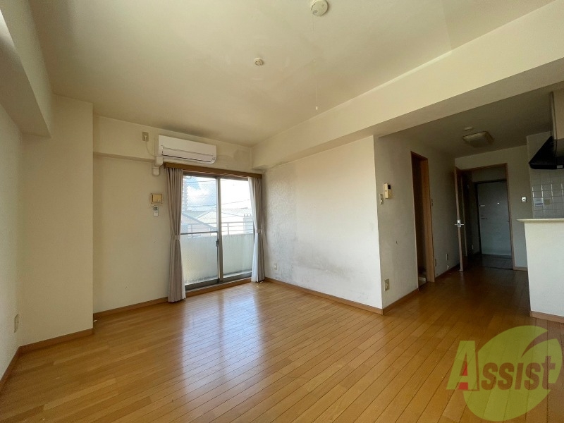 居室・リビング　こちらはリビングになります。１２．５帖のお部屋でございます。