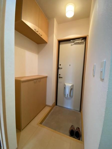 玄関　当部屋は反転タイプ