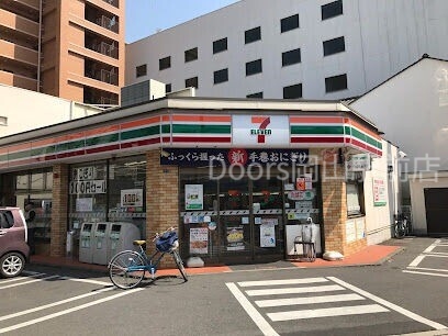 コンビニ　セブンイレブン岡山内山下1丁目店（コンビニ）まで274m