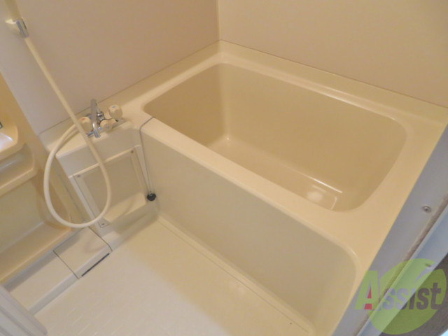 バス・シャワールーム　浴槽はかなり大きく疲れをとるのに最適。ゆっくり浸かりましょう