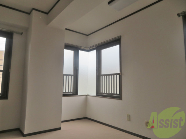 その他部屋・スペース　５帖の寝室になります。壁は白く統一感があり綺麗です