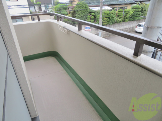 バルコニー　バルコニーは白色のオシャレな仕様になっています。いいなー。