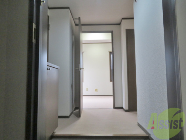 玄関　玄関からの写真になります。奥行きがあり広く見えますね。