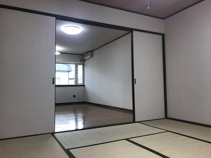 居室・リビング　和室からLDKの様子